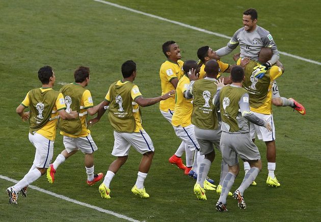 Brazilští fotbalisté oslavují brankáře Julia Cesara po postupu do čtvrtfinále MS.