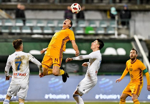 Zleva Martin Fillo z Baníku Ostrava, Ivan Ostojič z Dukly a Robert Hrubý z Baníku Ostrava v souboji o míč.