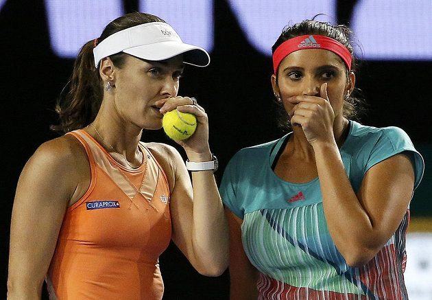 Světové deblové jedničky - Švýcarka Martina Hingisová (vlevo) a Indka Sania Mirzaová.