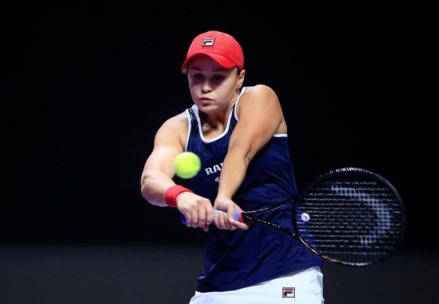 Australanka Ashleigh Bartyová během výměny v utkání s Petrou Kvitovou na Turnaji mistryň.