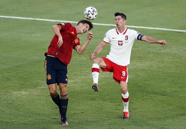 V souboji o míč Španěl Aymeric Laporte (vlavo) a polský kanonýr Robert Lewandowski.
