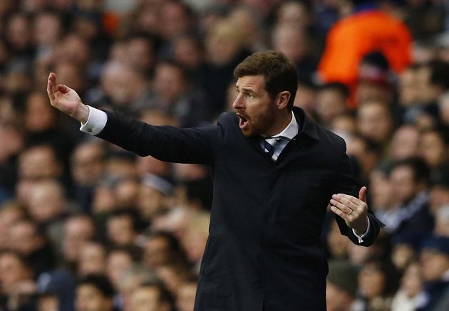Manažer Tottenhamu André Villas-Boas udílí na White Hart Lane pokyny svým svěřencům.