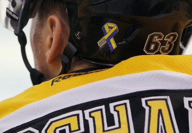 Helmy bostonských hokejistů ozdobila stuha k uctění památky obětí teroristického útoku během Bostonského maratonu.