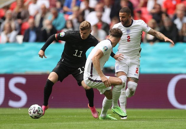 Němec Timo Werner (11) v akci s Angličany Kylem Walkerem (2) a Johnem Stonesem.