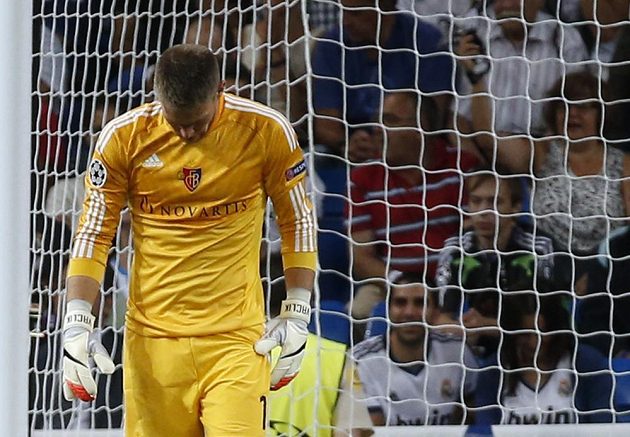 Basilejský brankář Tomáš Vaclík po čtvrté inkasované brance v souboji s Realem Madrid.