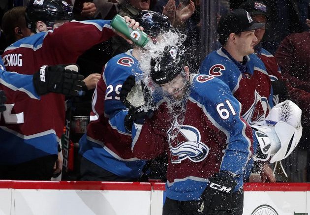 Hokejisté Colorada Avalanche připravili pro mladého českého útočníka Martina Kauta zajímavou odměnu za jeho premiérový gól v NHL. U střídačky dostal sprchu.