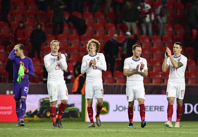 Čeští hráči děkují fanouškům po utkání. Zleva Jiří Pavlenka, Matěj Vydra, Alex Král, Vladimír Coufal a Marek Suchý.