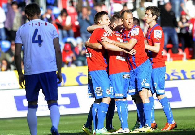 Fotbalisté Plzně se radují z gólu proti Brnu v úvodním semifinále Poháru České pošty.