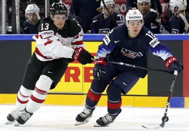 Mathew Barzal z Kanady a Američan Alex DeBrincat během utkání o bronz na MS v Dánsku.