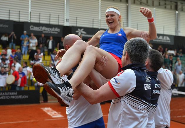 Lucie Šafářová dostává hobla po zápase, v němž s Barborou Krejčíkovou porazily Kanaďanky Gabrielu Dabrowskou a Sharon Fichmanovou. Pro Šafářovou to byl poslední zápas za reprezentaci, po Roland Garros ukončí kariéru.