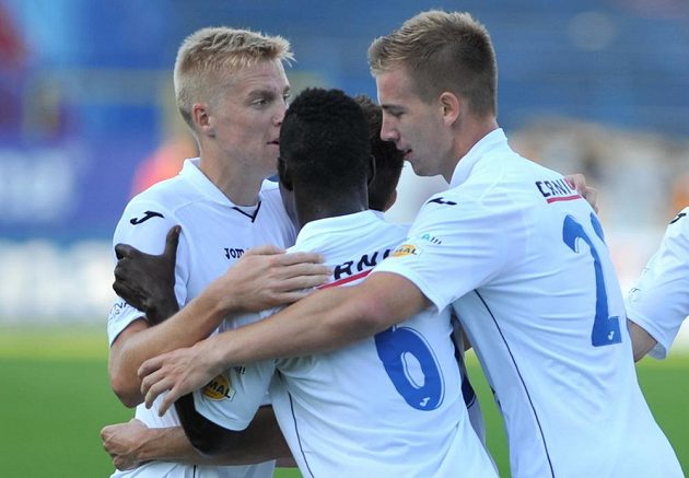 Fotbalisté Ostravy se radují z gólu v brněnské síti. Zleva obránce Michal Frydrych, záložník Derrick Mensah a stoper Jan Baránek.
