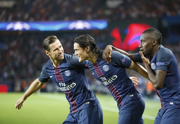 Střelec úvodního gólu Edinson Cavani (uprostřed) z PSG se raduje se spoluhráči.