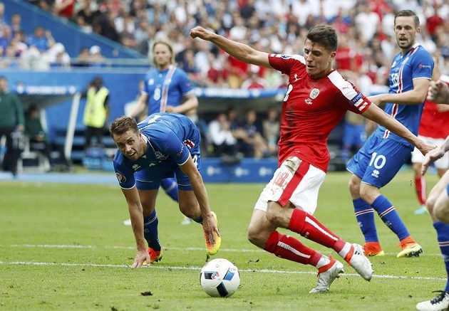 Rakouský záložník Alessandro Schöpf střílí vyrovnávací gól proti Islandu.