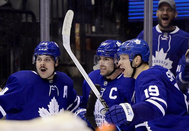 John Tavares (uprostřed) slaví se spoluhráči svůj gól v prodloužení zápasu s Anaheimem. Vlevo Auston Matthews, který v zápase zaznamenal 3 asistence a 1 gól, kterým se dotáhl na čelo tabulky střelců NHL. Vpravo Jason Spezza.