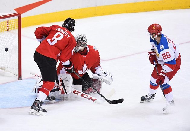 Ruský útočník Nikita Kučerov (86) překonává brankáře Kanady Careyho Price (31). Nezabránil tomu ani přihlížející obránce Drew Doughty (8).