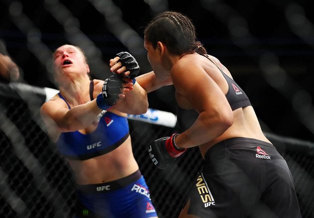 Brazilská šampiónka Amanda Nuněsová zasahuje svoji vyzývatelku Rondu Rouseyovou v zápase UFC 207 v Las Vegas.
