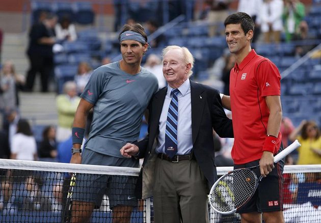 Finalisté US Open 2013 Rafael Nadal (vlevo) a Novak Djokovič (vpravo). Mezi nimi tenisová legenda Rod Laver.