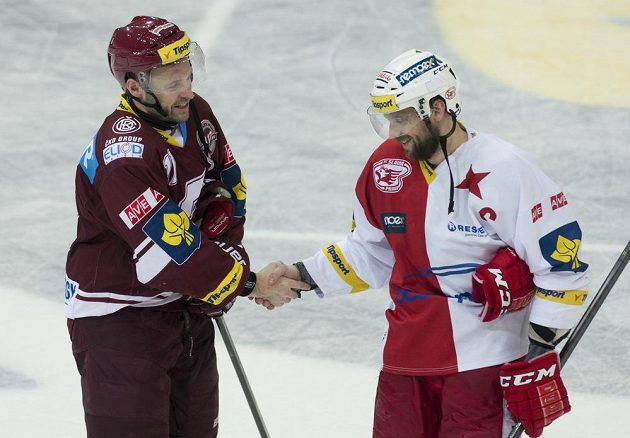 Slávista Petr Kadlec (vpravo) přijímá gratulaci k vítězství od sparťana Jaroslava Hlinky.