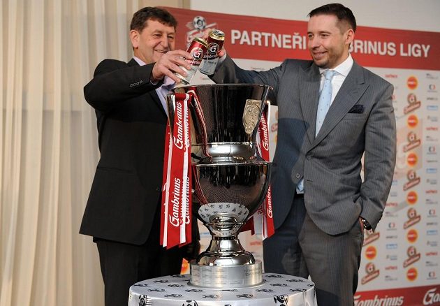 Sportovní manažer Prazdroje Jan Kovář (vlevo) a Dušan Svoboda křtí novou trofej pro vítěze Gambrinus ligy.