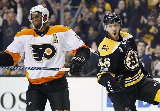 Útočník Bostonu David Krejčí (46) se raduje z gólu vedle zklamaného Wayna Simmondse z Philadelphie.
