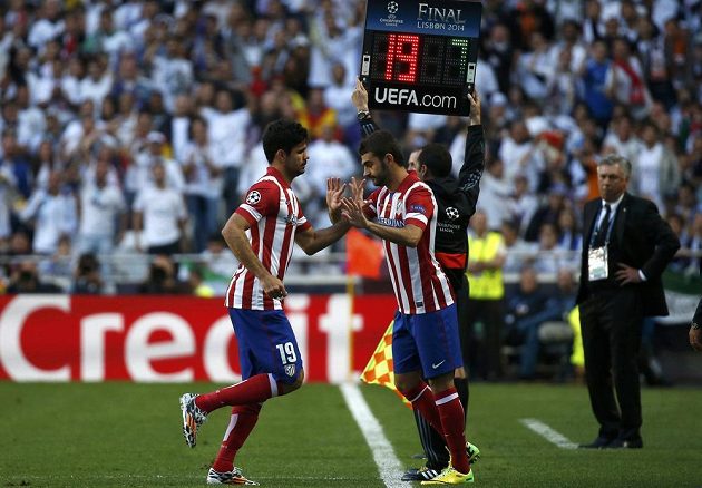 Problém pro Atlético: Diego Costa (vlevo) opouští záhy hřiště, ve finále LM jej nahradil Adrian Lopez.