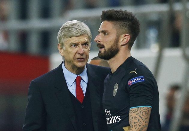 Trenér Arséne Wenger (vlevo) a hrdina zápasu s Olympiakosem Olivier Giroud.