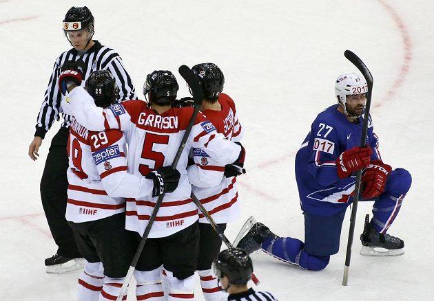 Kanadský útočník Brayden Schenn (třetí zleva) slaví se spoluhráči Jasonem Garrissonem (druhý zleva) a Nathanem MacKinnonem gól proti Francii na mistrovství světa v Bělorusku. Vpravo je smutný obránce Baptiste Amar.
