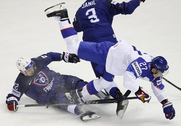 Slovenský hokejový reprezentant Ladislav Nagy padá přes francouzského hokejistu Jordanna Perreta během utkání mistrovství světa.