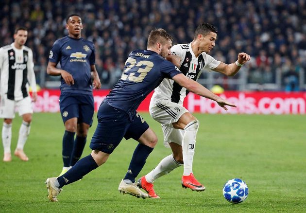 Hvězda Juventusu Cristiano Ronaldo v akci během utkání Ligy mistrů s Manchesterem United.