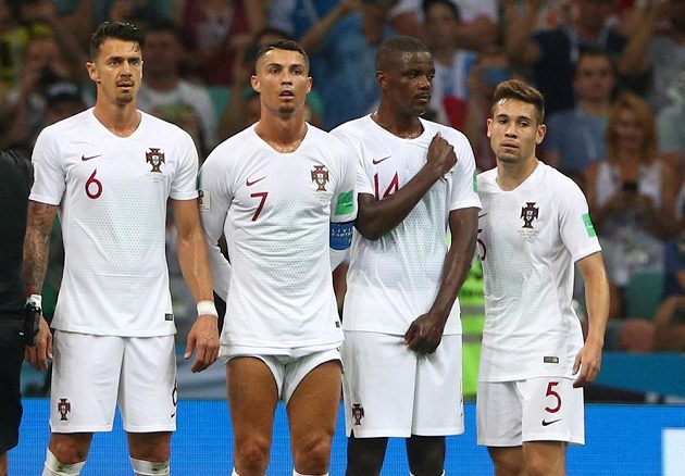 I podle vytažených trenýrek poznáte, který z hráčů na fotce je Portugalec Cristiano Ronaldo.