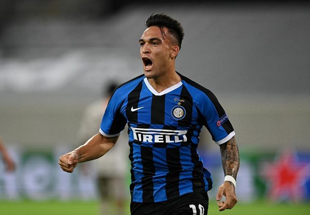 Lautaro Martínez z Interu Milán oslavuje svoji trefu do sítě Šachtaru Doněck v semifinále Evropské ligy.