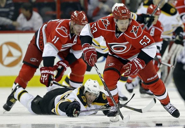 Jaromír Jágr se po pádu jen marně natahoval po puku. Stejně neúspěšný byl i jeho Boston, který s Carolinou prohrál.