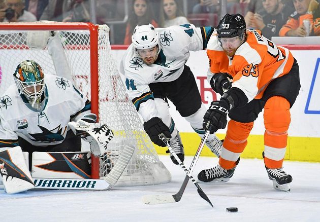 Jakub Voráček (93) z Philadelphie a Marc-Edouard Vlasic (44) ze San Jose bojují o puk, vlevo je brankář Aaron Dell.