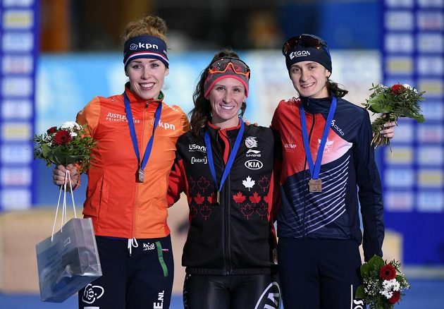 Martina Sáblíková (vpravo) na stupních vítězů po závodě na 3000 m v Erfurtu, uprostřed vítězná Ivanie Blondinová z Kanady, vlevo Antoinette de Jongová z Nizozemska.