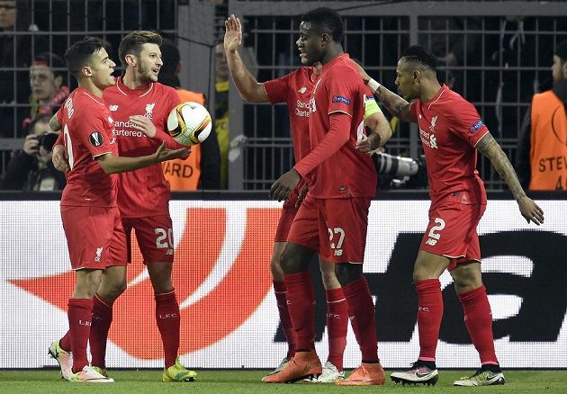 Divock Origi (druhý zprava) z Liverpoolu slaví svůj vstřelený gól na hřišti Dortmundu.
