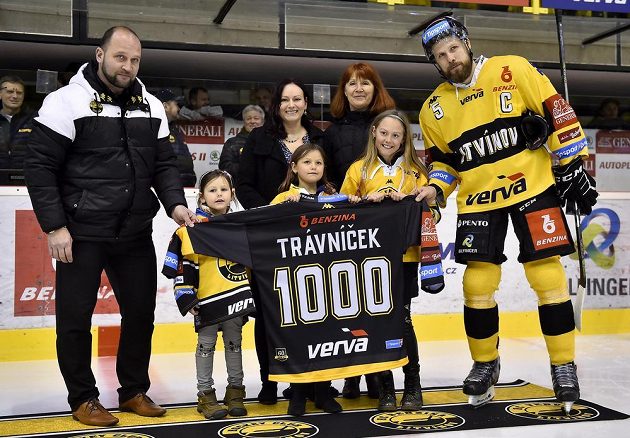 Michal Trávníček (vpravo) z Litvínova s rodinou na začátku utkání při slavnostním ceremoniálu, při němž převzal dres se symbolickou tisícovkou za stejný počet odehraných zápasů v extralize. Vlevo je trenér Litvínova Jiří Šlégr.