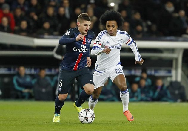 Záložník Paris St Germain Marco Verratti (vlevo) a Willian z Chelsea v úvodním osmifinálovém duelu Ligy mistrů.