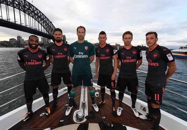 Mezi šesticí hráčů Arsenalu se v novém dresu představil jako model i Petr Čech.