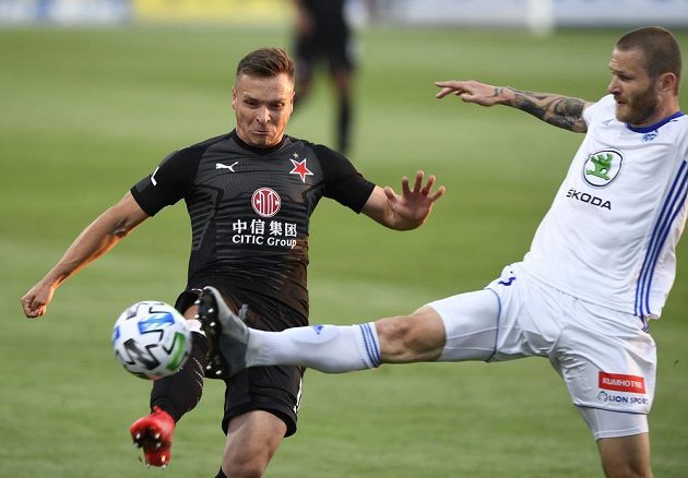 Stanislav Tecl ze Slavie a Ondřej Mazuch z Boleslavi v akci během utkání nejvyšší soutěže