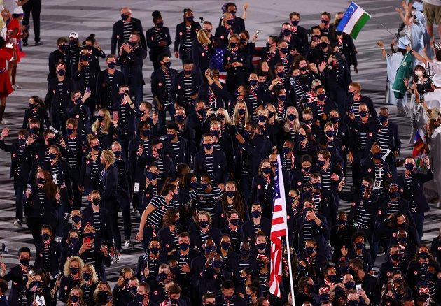 Americká výprava nastupuje na Olympijský stadion během zahajovacího ceremoniálu LOH 2021 v Tokiu.