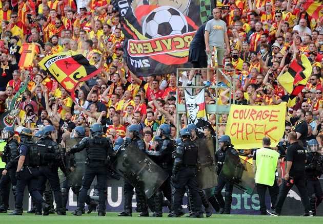 Fotbalisté Lens budou muset sehrát nejméně příští dva domácí zápasy ve francouzské lize před prázdnými tribunami. Klub pyká za výtržnosti fanoušků.