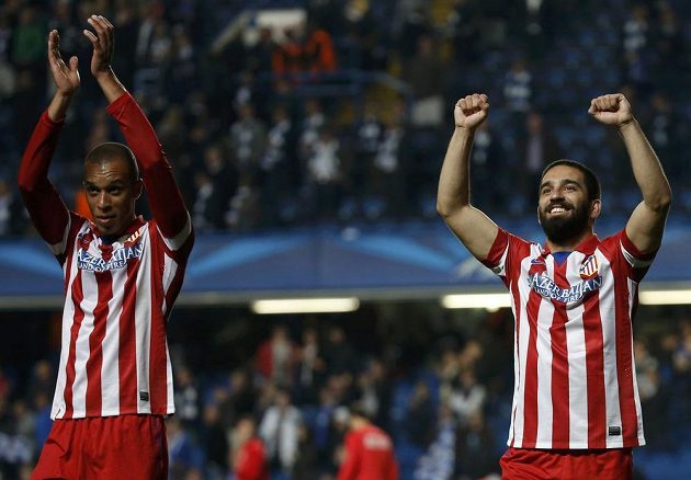 Fotbalisté Atlétika Madrid Arda Turan (vpravo) a Miranda slaví na Stamford Bridge postup do finále Ligy mistrů.