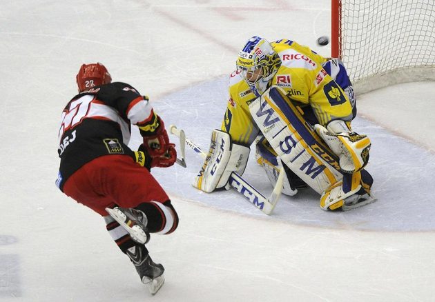 Královéhradecký útočník Rastislav Dej proměňuje rozhodující samostatný nájezd v duelu proti Zlínu.