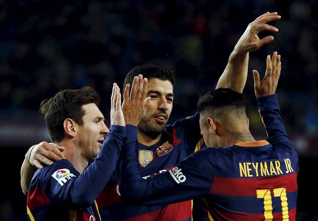 Hvězdy Barcelony Lionel Messi (vlevo), Luis Suárez (uprostřed) a Neymar společně oslavují jednu z branek.