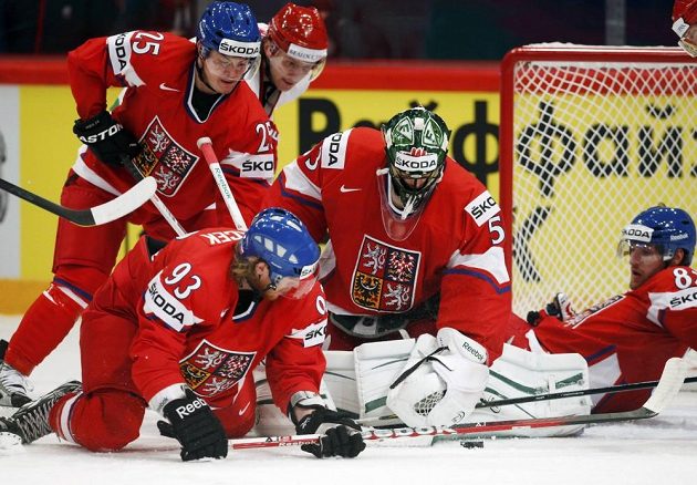 Čeští hokejsité Jiří Hudler (vlevo), Jakub Voráček, gólman Alexander Salák a Jakub Nakládal (vpravo) bojují před brankou o puk v utkání s Běloruskem.