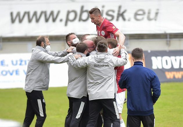 Benjamin Čolič (nahoře) z Českých Budějovic se raduje z gólu na hřišti Příbrami.