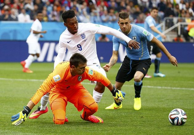 Uruguayský brankář Fernando Muslera se dostal k míči před Angličanem Danielem Sturridgem (9).