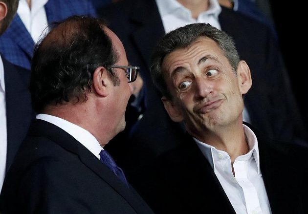 Bývalý francouzští prezidenti Francois Hollande (vlevo) a Nicolas Sarkozy při utkání PSG - Bayern.