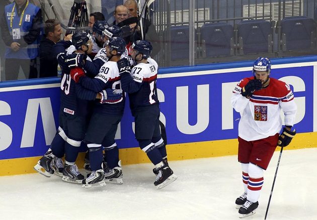 Hokejisté Slovenska slaví vyrovnávací gól proti Česku. Vpravo je smutný obránce Roman Polák.