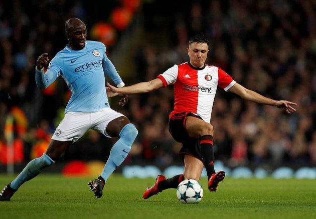 Hráč Feyenoordu Steven Berghuis v souboji s Eliaquim Mangalou z Manchesteru City během utkání Ligy mistrů.